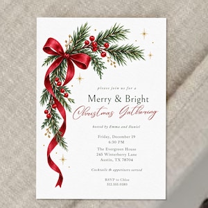 K&ouml;nnte beinhalten: Eine wei&szlig;e, rechteckige Einladungskarte mit einer Aquarellillustration aus gr&uuml;nen Tannenzweigen, roten Beeren und einem flie&szlig;enden roten Band. Der Text lautet Merry & Bright Christmas Gathering, gehostet von Emma und Daniel, mit Veranstaltungsdetails.