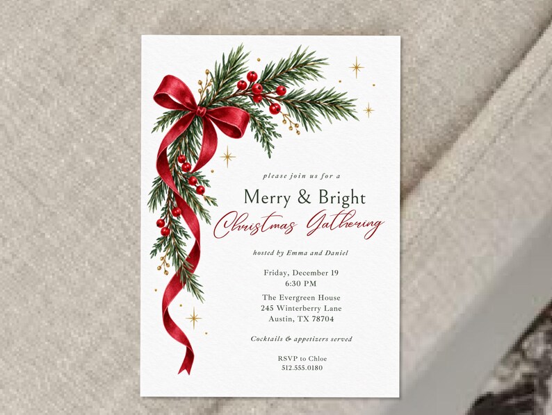 K&ouml;nnte beinhalten: Eine wei&szlig;e, rechteckige Einladungskarte mit einer Aquarellillustration aus gr&uuml;nen Tannenzweigen, roten Beeren und einem flie&szlig;enden roten Band. Der Text lautet Merry & Bright Christmas Gathering, gehostet von Emma und Daniel, mit Veranstaltungsdetails.