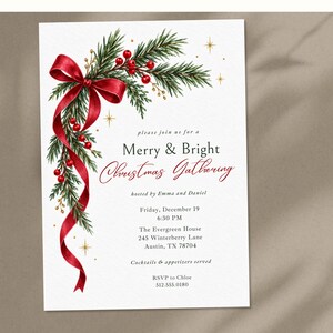 K&ouml;nnte beinhalten: Eine wei&szlig;e, rechteckige Einladungskarte mit einer Aquarellillustration aus gr&uuml;nen Tannenzweigen, roten Beeren und einem roten Band. Der Text lautet Merry & Bright Christmas Gathering, hosted by Emma and Daniel, Friday, December 19, 6:30 PM, The Evergreen House, 245 Winterberry Lane, Austin, TX 78704, Cocktails & appetizers served, RSVP to Chloe 512.555.0180.