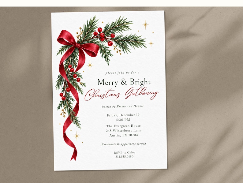 K&ouml;nnte beinhalten: Eine wei&szlig;e, rechteckige Einladungskarte mit einer Aquarellillustration aus gr&uuml;nen Tannenzweigen, roten Beeren und einem roten Band. Der Text lautet Merry & Bright Christmas Gathering, hosted by Emma and Daniel, Friday, December 19, 6:30 PM, The Evergreen House, 245 Winterberry Lane, Austin, TX 78704, Cocktails & appetizers served, RSVP to Chloe 512.555.0180.