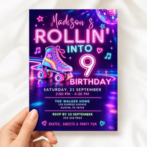 以下が含まれることがあります： カラフルなローラースケート、ミラーボール、Madison's ROLLIN' INTO 9 BIRTHDAYというテキストがネオン風に描かれた誕生日招待状。9月21日土曜日にテキサス州オースティンのThe Walker Homeで開催されるイベントの詳細が記載されています。