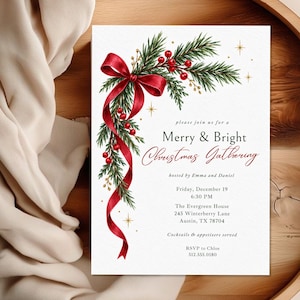 K&ouml;nnte beinhalten: Eine wei&szlig;e, rechteckige Einladungskarte mit einer Aquarellillustration aus gr&uuml;nen Tannenzweigen, roten Beeren und einer roten Schleife in der oberen linken Ecke. Der Text lautet Merry & Bright Christmas Gathering, hosted by Emma and Daniel, Friday, December 19, 6:30 PM, The Evergreen House, 245 Winterberry Lane, Austin, TX 78704, Cocktails & appetizers served, RSVP to Chloe 512.555.0180.