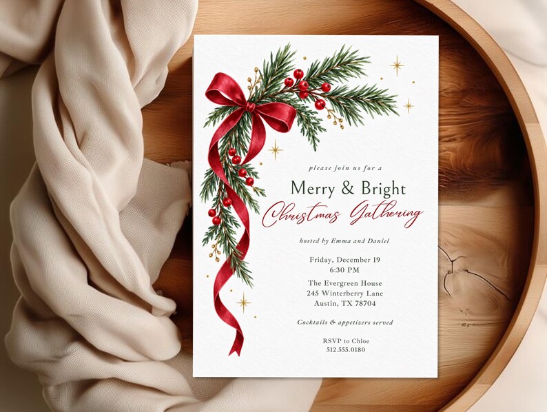 K&ouml;nnte beinhalten: Eine wei&szlig;e, rechteckige Einladungskarte mit einer Aquarellillustration aus gr&uuml;nen Tannenzweigen, roten Beeren und einer roten Schleife in der oberen linken Ecke. Der Text lautet Merry & Bright Christmas Gathering, hosted by Emma and Daniel, Friday, December 19, 6:30 PM, The Evergreen House, 245 Winterberry Lane, Austin, TX 78704, Cocktails & appetizers served, RSVP to Chloe 512.555.0180.