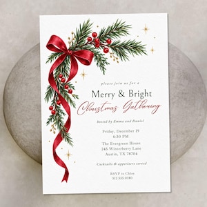 K&ouml;nnte beinhalten: Eine wei&szlig;e, rechteckige Einladungskarte mit einer Aquarellillustration aus gr&uuml;nen Tannenzweigen, roten Beeren und einem flie&szlig;enden roten Band. Der Text lautet: please join us for a Merry & Bright Christmas Gathering.