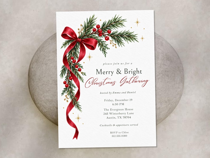 K&ouml;nnte beinhalten: Eine wei&szlig;e, rechteckige Einladungskarte mit einer Aquarellillustration aus gr&uuml;nen Tannenzweigen, roten Beeren und einem flie&szlig;enden roten Band. Der Text lautet: please join us for a Merry & Bright Christmas Gathering.