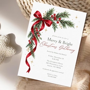 K&ouml;nnte beinhalten: Eine wei&szlig;e, rechteckige Einladungskarte mit einer Aquarellillustration aus gr&uuml;nen Tannenzweigen, roten Beeren und einer roten Schleife. Der Text lautet: please join us for a Merry & Bright Christmas Gathering, hosted by Emma and Daniel, Friday, December 19, 6:30 PM, The Evergreen House, 245 Winterberry Lane, Austin, TX 78704, Cocktails & appetizers served, RSVP to Chloe 512.555.0180.