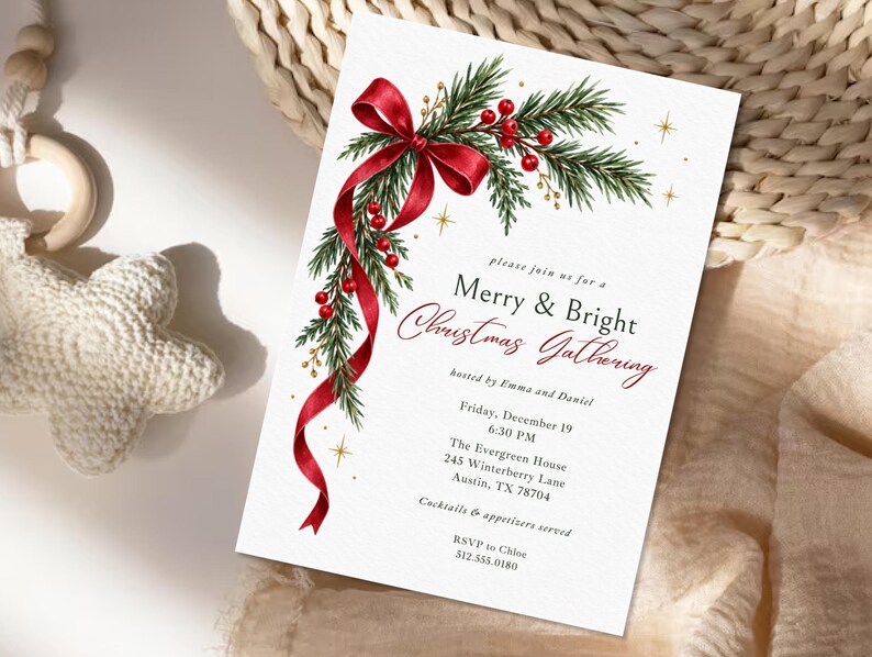 K&ouml;nnte beinhalten: Eine wei&szlig;e, rechteckige Einladungskarte mit einer Aquarellillustration aus gr&uuml;nen Tannenzweigen, roten Beeren und einer roten Schleife. Der Text lautet: please join us for a Merry & Bright Christmas Gathering, hosted by Emma and Daniel, Friday, December 19, 6:30 PM, The Evergreen House, 245 Winterberry Lane, Austin, TX 78704, Cocktails & appetizers served, RSVP to Chloe 512.555.0180.