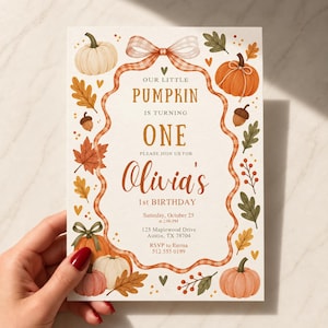 Puede incluir: Una tarjeta de invitación de cumpleaños rectangular con fondo crema y un borde festoneado de cuadros naranjas. El texto dice: Our Little Pumpkin is turning one, please join us for Olivia's 1st Birthday, Saturday, October 25 at 2:00 PM.