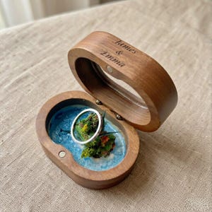 Personlig ringask i valnöt, miniatyr i hartsformad havsö, graverad frieriask, bröllopsminnessak till kusten