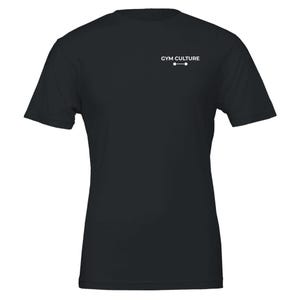 Pode incluir: Uma t-shirt preta de manga curta com o texto branco GYM CULTURE impresso na parte superior esquerda do peito. Abaixo do texto, há um pequeno gráfico branco de uma barra de pesos. A t-shirt tem uma gola redonda.