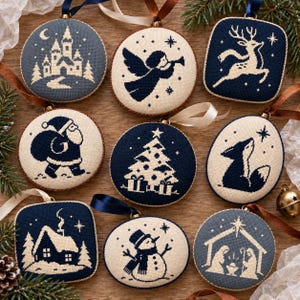 Puede incluir: Una colección de nueve adornos de tela con diseños de punto de cruz en azul marino, crema y azul pizarra. Los motivos incluyen un castillo, un ángel, un reno, Papá Noel, un árbol de Navidad, un zorro, una casa, un muñeco de nieve y un belén.