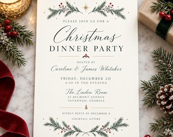 Op de afbeelding: Een crèmekleurige uitnodigingskaart voor een kerstdiner met illustraties van donkergroene dennentakken, rode bessen en gouden steraccenten. De tekst luidt: Please join us for a Christmas dinner party, hosted by Caroline & James Whitaker.