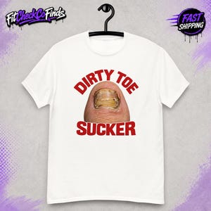 Smutsig tåsugarskjorta, pinsam flygplatsskämtskjorta, ojämn grov humorgrafik