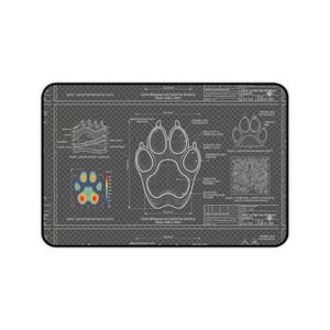 以下が含まれることがあります： 犬の足の技術的な図面が描かれた長方形のデスクマット。暗い灰色のグリッド背景に、白い線画、断面図、足の圧力分布を示すヒートマップ、および技術的なテキストラベルが配置されています。
