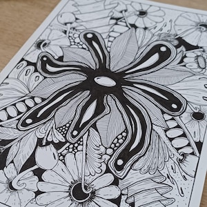 Puede incluir: Un dibujo a tinta en blanco y negro sobre papel que presenta una gran flor central con pétalos alargados rodeada de varias flores más pequeñas, hojas y patrones botánicos abstractos. La ilustración utiliza trazos finos y rellenos de tinta negra sólida.