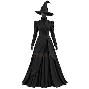Puede incluir: Un vestido negro largo hasta el suelo con cuello alto, mangas largas y un cierre de un solo botón en la cintura. La falda presenta paneles asimétricos superpuestos. Un sombrero de bruja negro puntiagudo de ala ancha completa el conjunto.