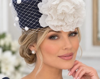Kathey Jeanne Chapeau fleuri voilé bleu marine et blanc