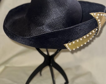 Chapeau vintage Jack McConnell bleu marine et or avec détails nacrés