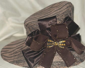 Chapeau Donna Vinci Couture marron à imprimé zèbre avec boîte