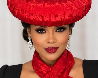 Chapeau sculptural élégant en jacquard rouge avec foulard assorti