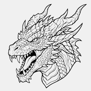 Könnte beinhalten: Eine schwarz-weiße Strichzeichnung eines Drachenkopfes im Profil. Der Drache zeigt detaillierte Schuppen, spitze Hörner und ein geöffnetes Maul, das Zähne und eine Zunge enthüllt. Das Design verwendet kräftige Umrisse und komplexe Texturen.