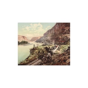 Estampe de Ruby Castles Canyon of the Grand (1900) — Photochromie restaurée, art ferroviaire vintage, décoration murale Utah, cadeau pour passionné de trains, décoration de chalet