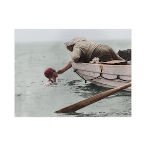 Stampa di Gertrude Ederle durante una nuotata nella Manica, 1925 — Foto a colori in acque libere, quadro vintage a tema nuoto, regalo per nuotatori