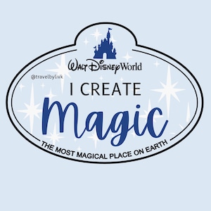 Puede incluir: Una insignia ovalada con fondo azul claro y destellos blancos. Presenta la silueta de un castillo en azul oscuro, el texto Walt Disney World, @travelbylivk, I CREATE Magic y THE MOST MAGICAL PLACE ON EARTH en letras negras y azules.