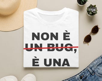 It's not a bug, it's a feature T-Shirt | Italian Phrase, Programming Humor