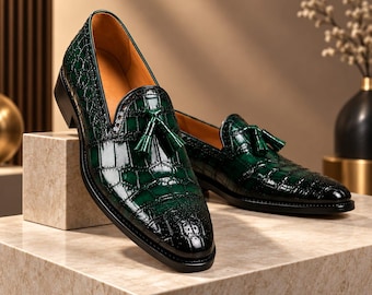 Handgefertigte grüne Slipper mit Krokodilprägung und Quasten, luxuriöse Lederschuhe (auf Bestellung gefertigt)
