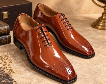 Scarpe Oxford in pelle color cognac fatte a mano, modello brogue con punta rinforzata, calzature formali per matrimoni.