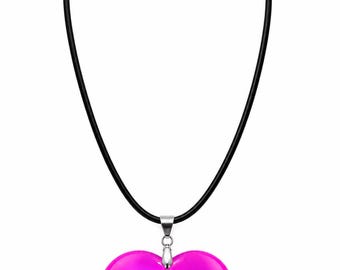 Könnte beinhalten: Eine Halskette mit einem glatten, leuchtend pinkfarbenen herzförmigen Anhänger an einem einfachen schwarzen Band. Der Anhänger ist mit einer silberfarbenen Metallöse am Band befestigt und die Kette wird mit einem silberfarbenen Karabinerverschluss geschlossen.