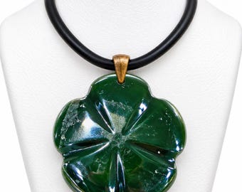 Halskette mit Kleeblattanhänger aus natürlichem Nephrit-Jade, dunkelgrün, geschnitzt, schwarze Kordel