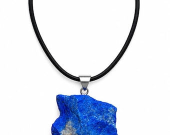 Könnte beinhalten: Eine Halskette mit einem rohen, tiefblauen Lapislazuli-Steinanhänger mit sichtbaren grauen und weißen Mineraleinschlüssen. Der Anhänger hängt an einem glatten, schwarzen Band mit einem silberfarbenen Metallverschluss und einer Öse.