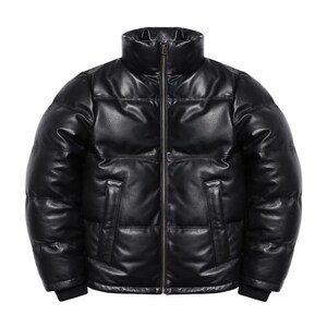 Puede incluir: Una chaqueta acolchada negra con cuello alto y cremallera frontal completa. La prenda presenta un diseño acolchado con compartimentos horizontales, mangas largas con puños acanalados y dos bolsillos laterales verticales con acabado liso.