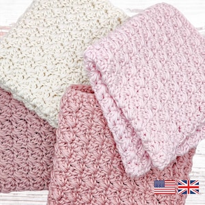 Könnte beinhalten: Drei gehäkelte Waschlappen in verschiedenen Rosatönen und Weiß. Die Waschlappen sind mit einem strukturierten Stich gearbeitet und ordentlich gefaltet.