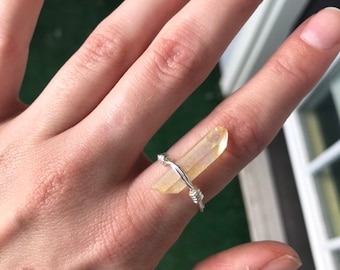 Anillo envuelto de alambre de punto de cuarzo de cristal amarillo claro. Tamaño 7.