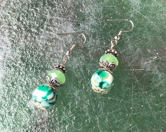 Boucles d'oreilles en verre vert clair et multicolore