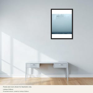 Könnte beinhalten: Ein rechteckiger Wandkunstdruck in einem schwarzen Rahmen mit einer Fotografie eines Schiffes, das teilweise von dichtem Nebel über einem dunkelblauen Ozean verdeckt wird. Das Bild zeigt eine stimmungsvolle Szene mit gedeckten Farben.
