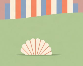 Puede incluir: Una ilustración estilizada de una concha marina blanca con crestas distintivas colocada sobre un campo verde claro sólido. Sobre el área verde, un patrón de fondo presenta rayas verticales en colores alternos crema, naranja y azul.