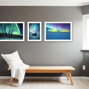 Zestaw ścienny Northern Lights Gallery | Grafika zorzy polarnej wspomagana sztuczną inteligencją, zestaw 3 wydruków cyfrowych | Cyfrowy wydruk ścienny do pobrania w formacie A4, A3, A2 zdjęcie 2