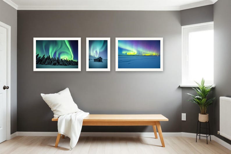 Zestaw ścienny Northern Lights Gallery | Grafika zorzy polarnej wspomagana sztuczną inteligencją, zestaw 3 wydruków cyfrowych | Cyfrowy wydruk ścienny do pobrania w formacie A4, A3, A2 zdjęcie 2