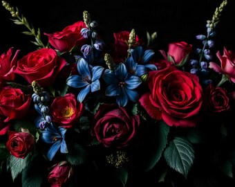 Puede incluir: Un arreglo floral con rosas de color rojo intenso y flores azules similares a lirios. El ramo incluye hojas de color verde oscuro y espigas altas y delgadas de color azul violáceo, todo sobre un fondo negro sólido de alto contraste.