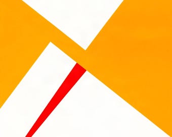 Può includere: Un'opera grafica quadrata caratterizzata da audaci forme geometriche. La composizione è costituita da ampie sezioni triangolari bianche e arancioni vivaci separate da nette linee diagonali, con una singola sottile linea rossa affusolata.