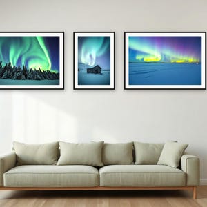 Zestaw ścienny Northern Lights Gallery | Grafika zorzy polarnej wspomagana sztuczną inteligencją, zestaw 3 wydruków cyfrowych | Cyfrowy wydruk ścienny do pobrania w formacie A4, A3, A2 zdjęcie 3