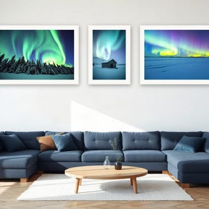 Zestaw ścienny Northern Lights Gallery | Grafika zorzy polarnej wspomagana sztuczną inteligencją, zestaw 3 wydruków cyfrowych | Cyfrowy wydruk ścienny do pobrania w formacie A4, A3, A2 zdjęcie 4