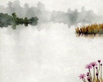 Puede incluir: Una pintura de acuarela que representa una escena de lago brumoso con tonos grises suaves. En primer plano, un grupo de delicadas flores rosas con tallos verdes finos surge desde la parte inferior derecha. Al fondo, una línea de árboles borrosa.
