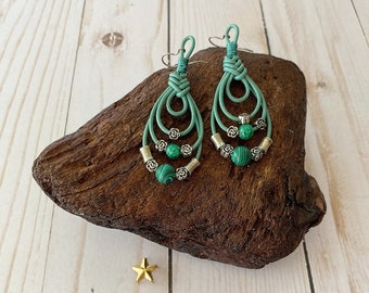 Boucles d'oreilles en cuir, boucles d'oreilles nouées en cuir vert, perles de malachite et d'argent antique, boucles d'oreilles en cuir fabriquées à la main, design unique