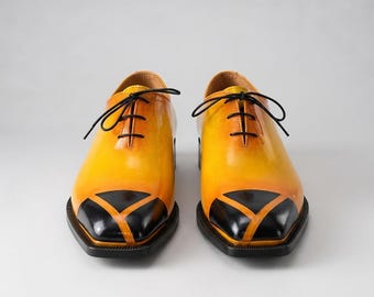 Handgefertigte Oxfords aus poliertem Lackleder, schwarze Kappe, geometrischer Absatz (Herren)