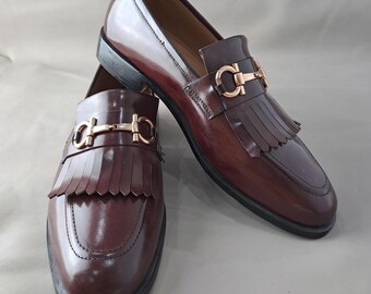 Handgemaakte bordeauxrode leren kiltie loafers met gouden paardenbitgesp en ossenbloedrode geklede schoenen